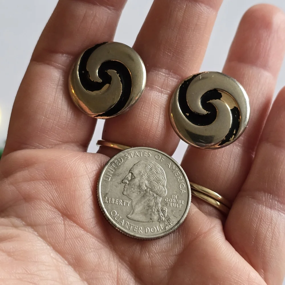 Vintage spiral cufflinks pale gold tone black enamel cuff links swirl men round